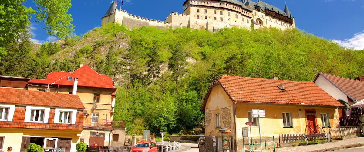 Château de Karlštejn mettant en vedette patrimoine historique, petite ville ou village et château