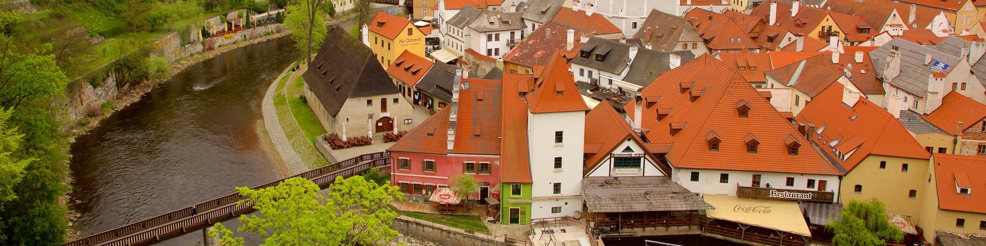 ChĂąteau de ÄeskĂœ Krumlov qui includes ville et riviĂšre ou ruisseau