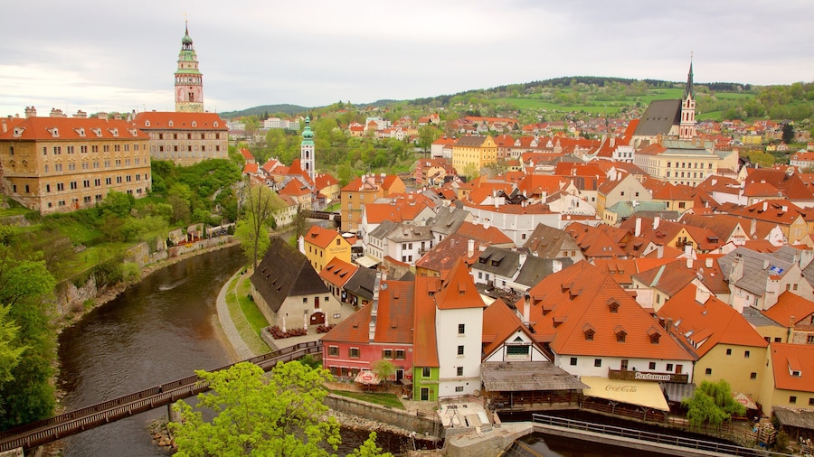 Castillo de Cesky Krumlov que incluye un río o arroyo y una ciudad