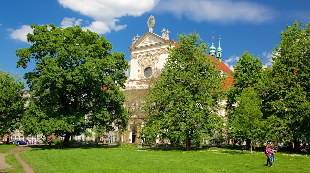 Charles Square featuring a park