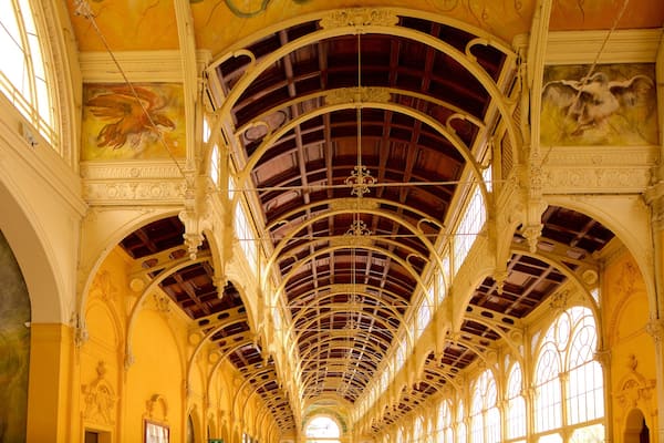 Kolonnaden welches beinhaltet historische Architektur, Innenansichten und Geschichtliches