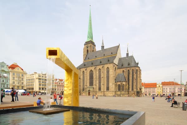 St. Bartholomew\'s Cathedral das einen Platz oder Plaza, Kirche oder Kathedrale und Stadt
