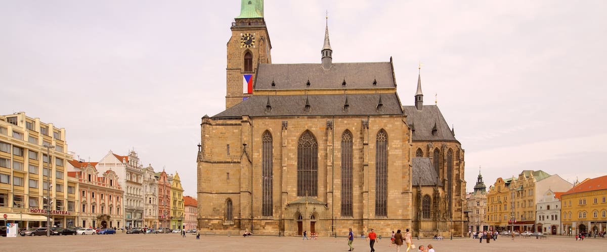 St. Bartholomew\'s Cathedral welches beinhaltet Stadt, Platz oder Plaza und Kirche oder Kathedrale