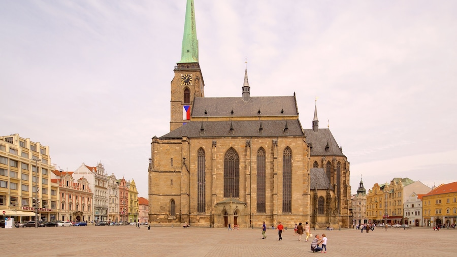 Skt. Bartholomews Katedral som omfatter en plads eller et torv, en kirke eller en katedral og en by