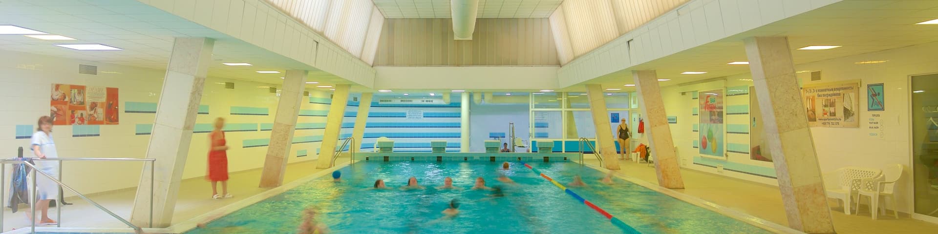 Elizabeth\'s Spa which includes interior views and a pool