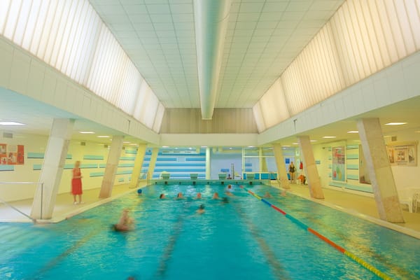 Elisabethbad mit einem Pool und Innenansichten