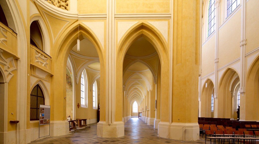 Iglesia de la Asunción de Nuestra Señora y San Juan Bautista mostrando una iglesia o catedral, arquitectura patrimonial y vistas de interior