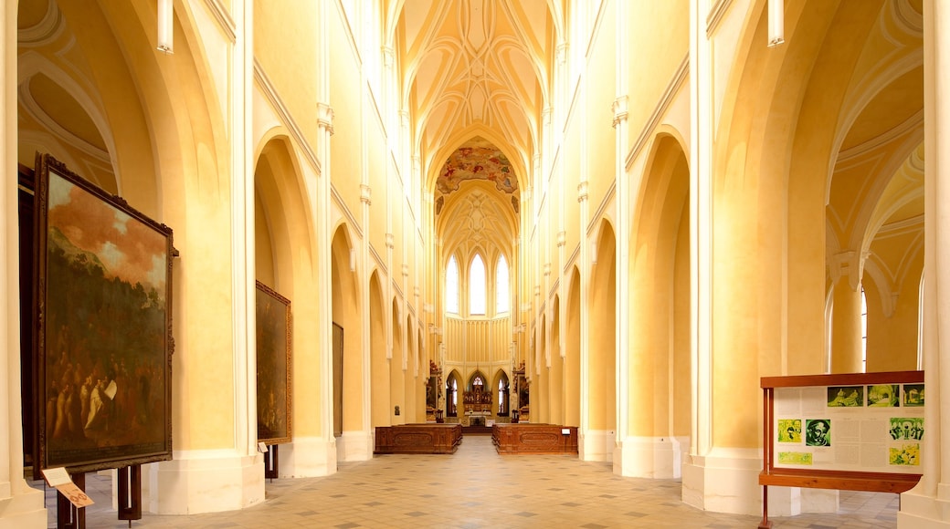 Iglesia de la Asunción de Nuestra Señora y San Juan Bautista ofreciendo una iglesia o catedral, arquitectura patrimonial y vistas de interior