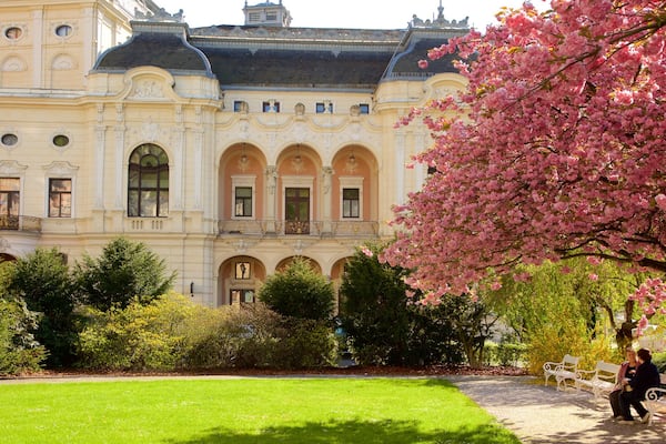 Karlovy Vary Bezirksmuseum das einen Garten und Geschichtliches
