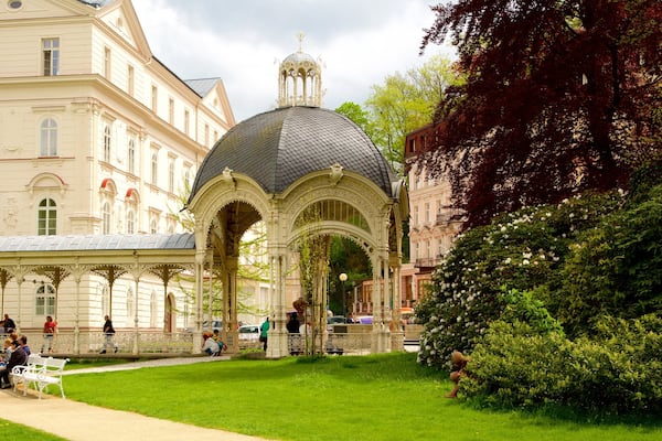 Karlovy Vary mit einem Park, Geschichtliches und historische Architektur