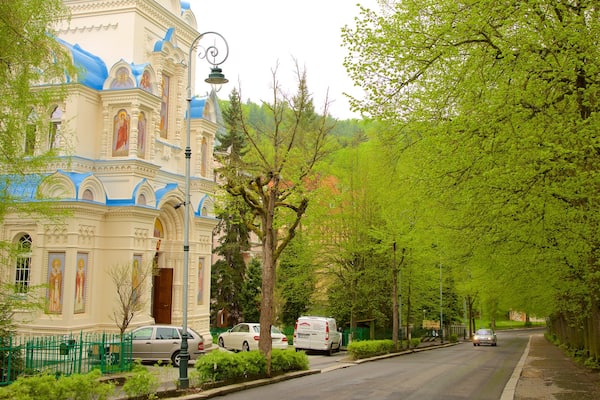 Karlovy Vary mit einem Garten, historische Architektur und Geschichtliches