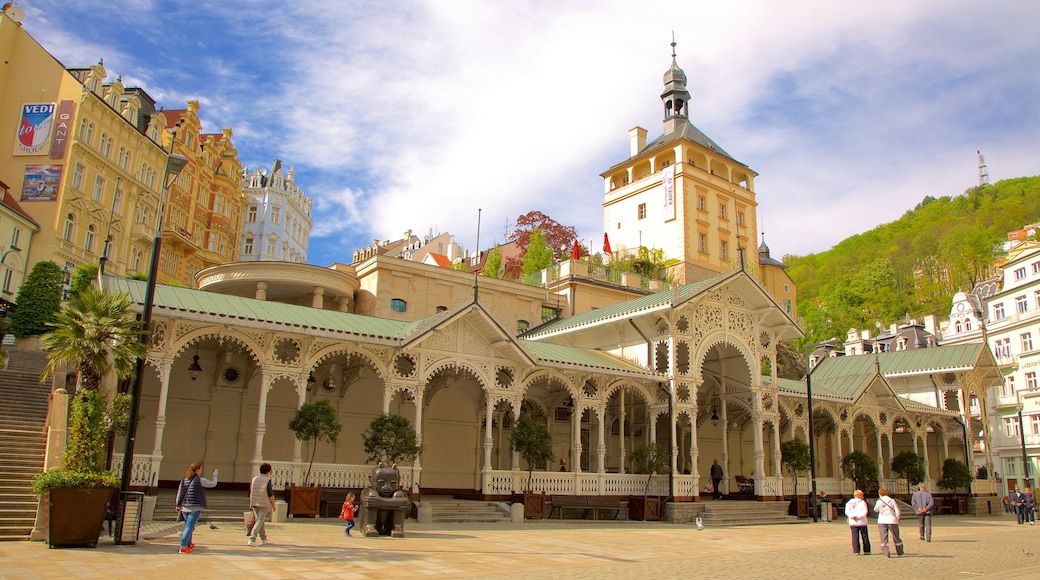 Karlovy Vary ofreciendo elementos patrimoniales, una ciudad y una plaza