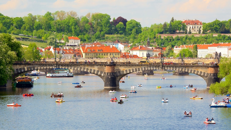 Prag presenterar en stad, en bro och en å eller flod