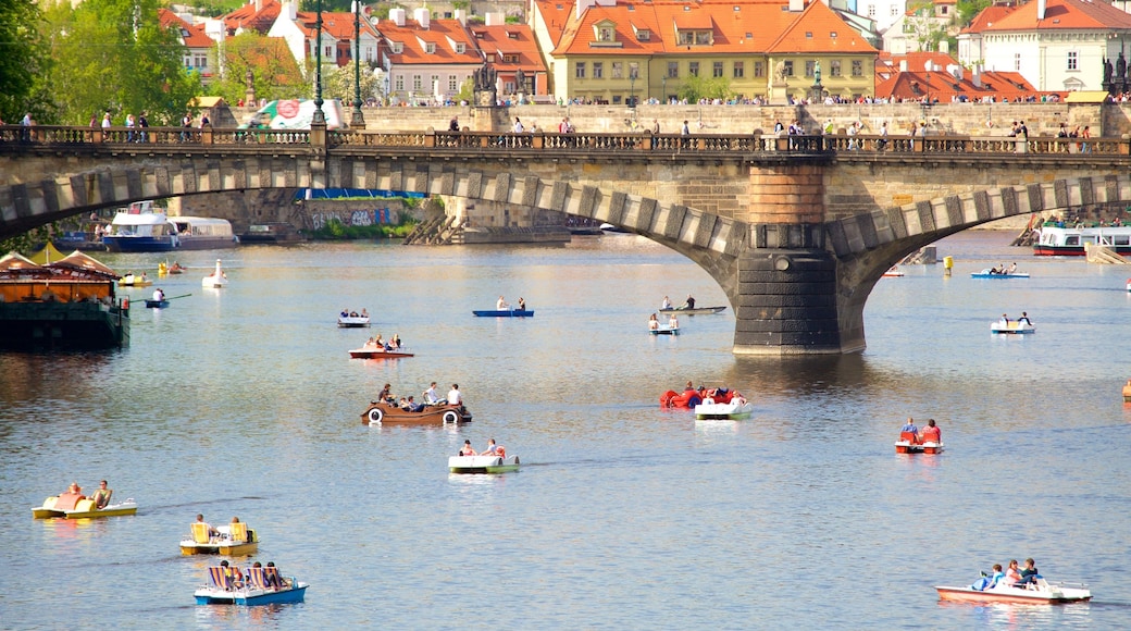 Prague montrant pont, rivière ou ruisseau et kayak ou canoë