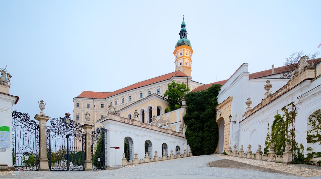 Moravia meridionale mostrando castello, oggetti d\'epoca e architettura d\'epoca