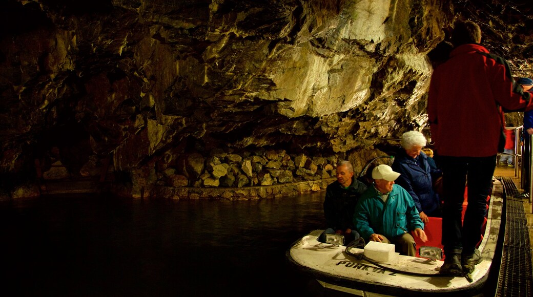 Morávia do Sul caracterizando cavernas assim como um pequeno grupo de pessoas