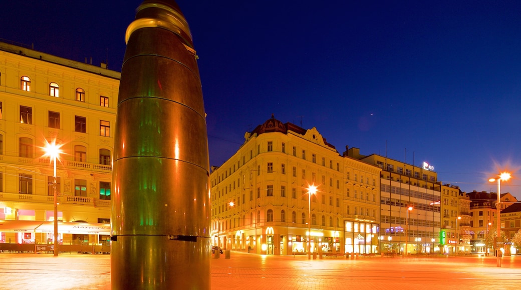 Brno mostrando cenas noturnas, uma cidade e uma praça ou plaza