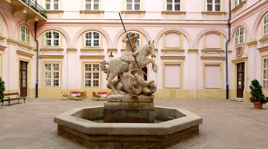 Palazzo del Primate caratteristiche di oggetti d\'epoca e fontana