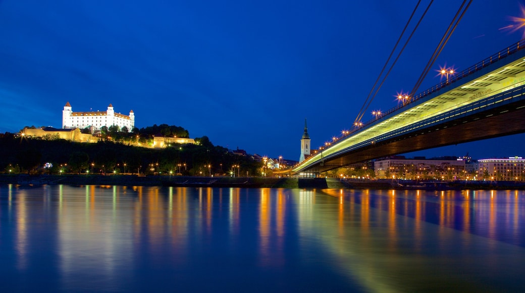 Neue Brücke das einen Brücke, Fluss oder Bach und bei Nacht