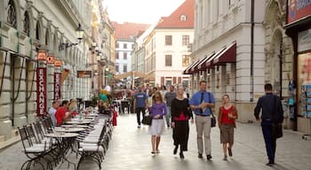 Bratislava som visar gatuliv och en stad såväl som en stor grupp av människor