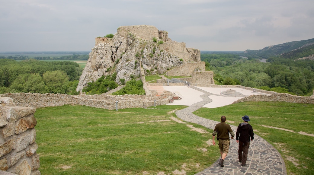 Castello di Devin che include oggetti d\'epoca e rovine cosi come coppia