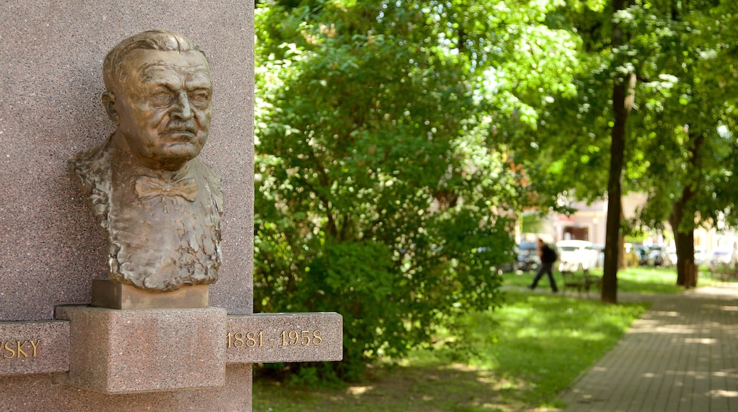 Trnava som inkluderar en staty eller skulptur och ett monument