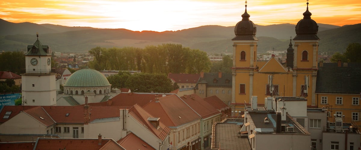 Trencin เนื้อเรื่องที่ พระอาทิตย์ตก และ เมือง