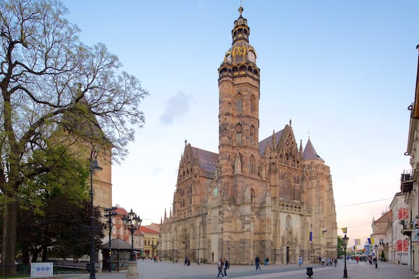 Kosice mit einem Stadt, Kirche oder Kathedrale und historische Architektur