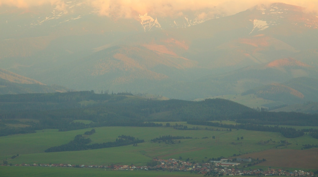 Štrbské Pleso mit einem ruhige Szenerie und Farmland