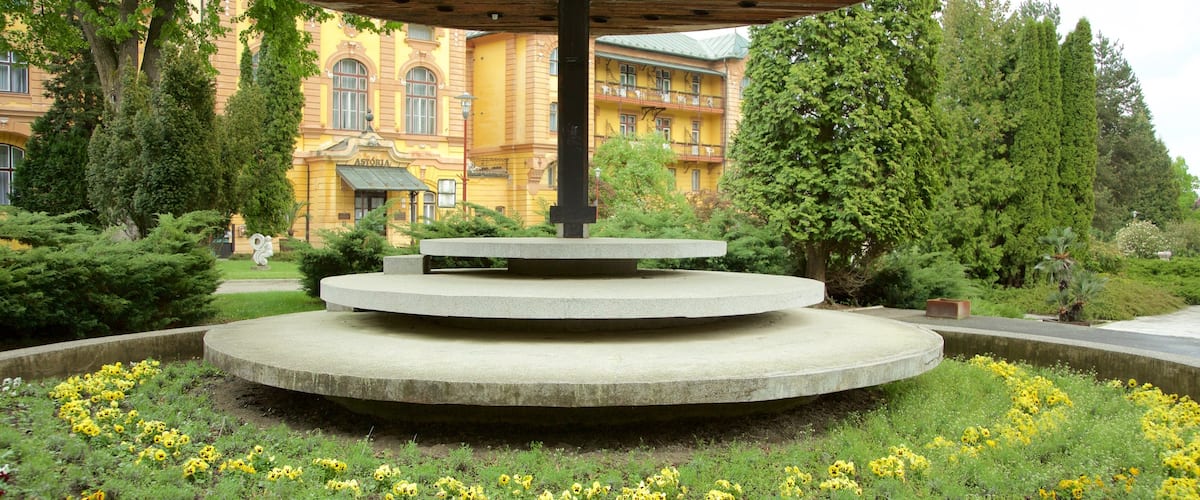 Bardejov showing outdoor art and a garden