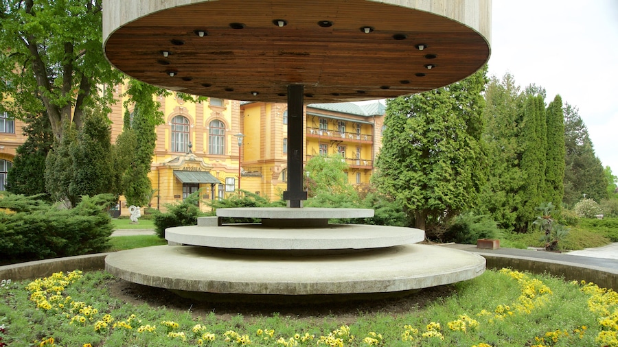 Bardejov welches beinhaltet Outdoor-Kunst und Garten