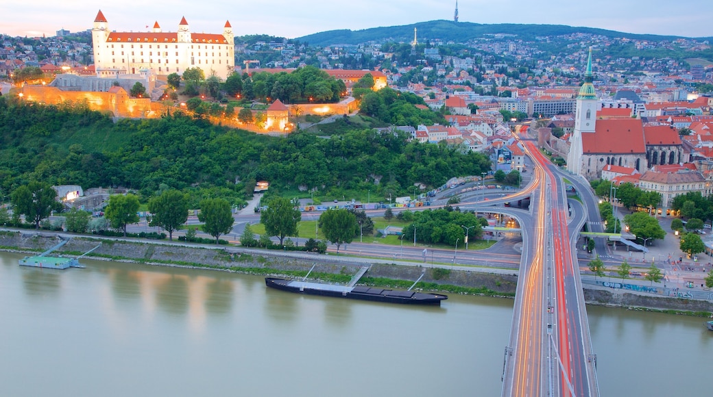 Castelo de Bratislava mostrando um pequeno castelo ou palĂĄcio, um rio ou cĂłrrego e uma cidade