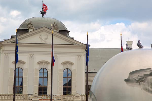 Präsidentenpalast mit einem Palast oder Schloss, Verwaltungsgebäude und Statue oder Skulptur