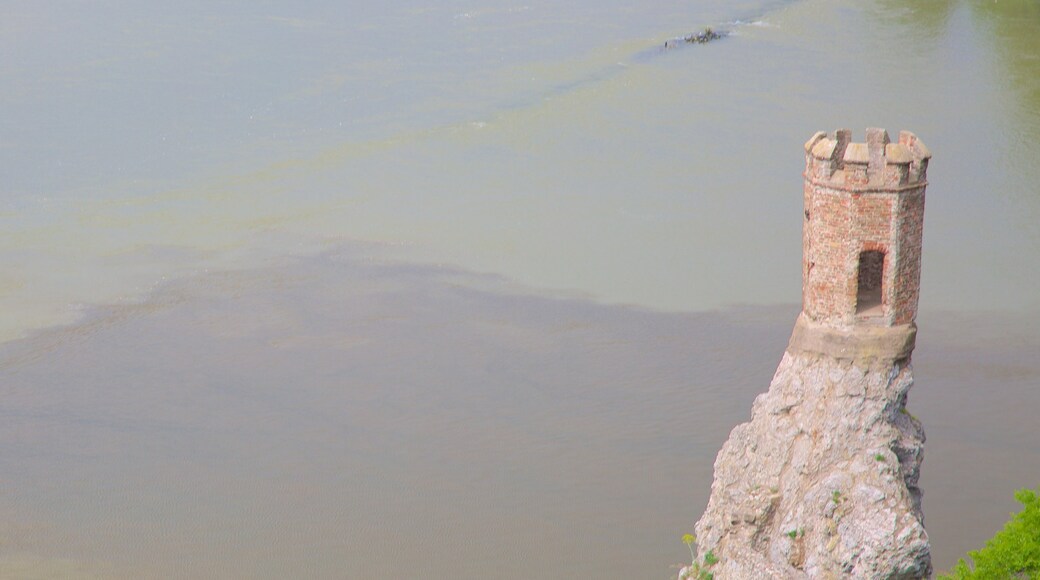 Castillo de Devin que incluye ruinas de edificios, un río o arroyo y palacio