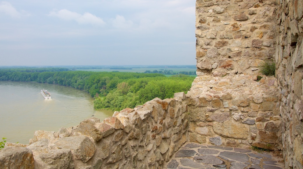 Castelo de Devin mostrando elementos de patrimônio, um rio ou córrego e uma ruína