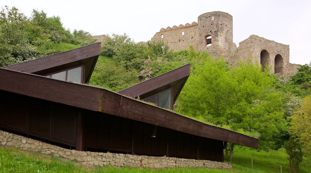 Devin-slottet presenterar modern arkitektur, historiska element och chateau eller palats