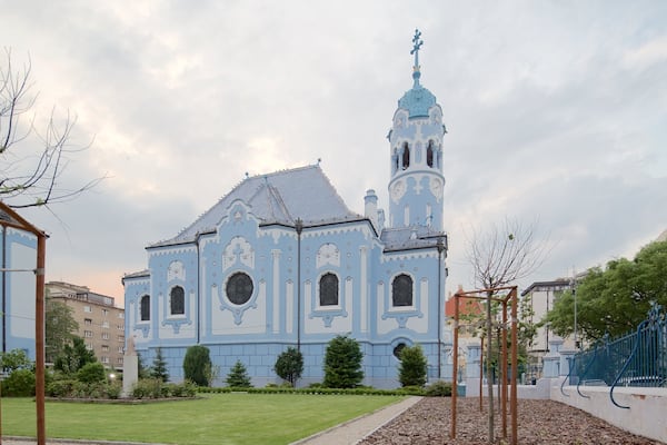 Eglise bleue mettant en vedette église ou cathédrale et jardin