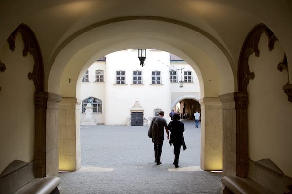 Musée de la ville de Bratislava qui includes square ou place aussi bien que couple