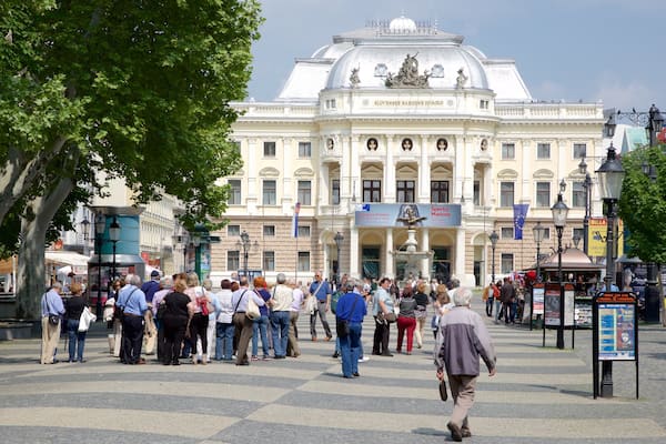 Hviezdoslavovo Platz das einen Platz oder Plaza sowie große Menschengruppe