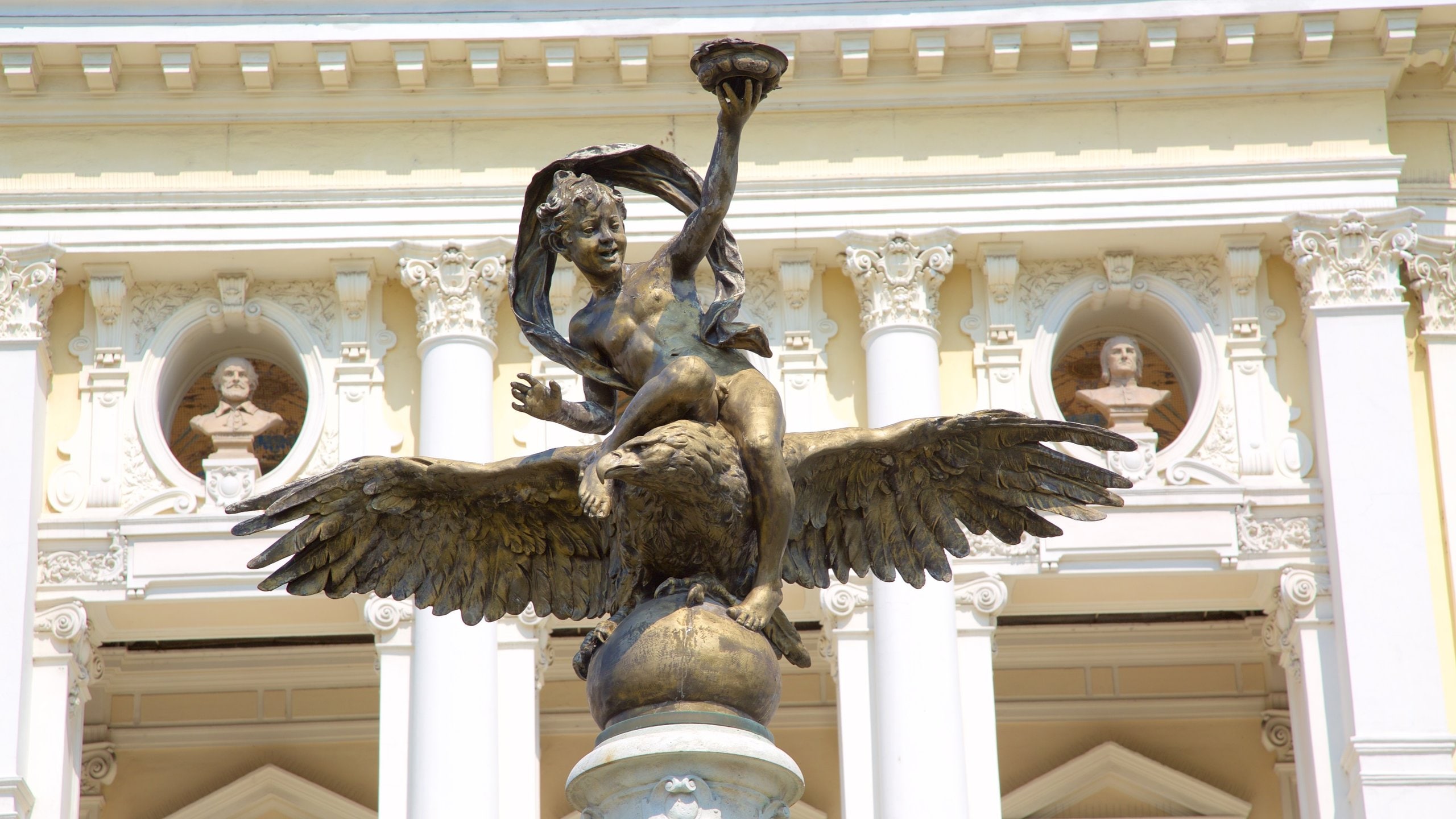 Hviezdoslavovo-plein bevat een standbeeld of beeldhouwwerk, historisch erfgoed en historische architectuur