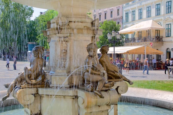 Hviezdoslavovo Platz das einen Platz oder Plaza, Springbrunnen und Statue oder Skulptur