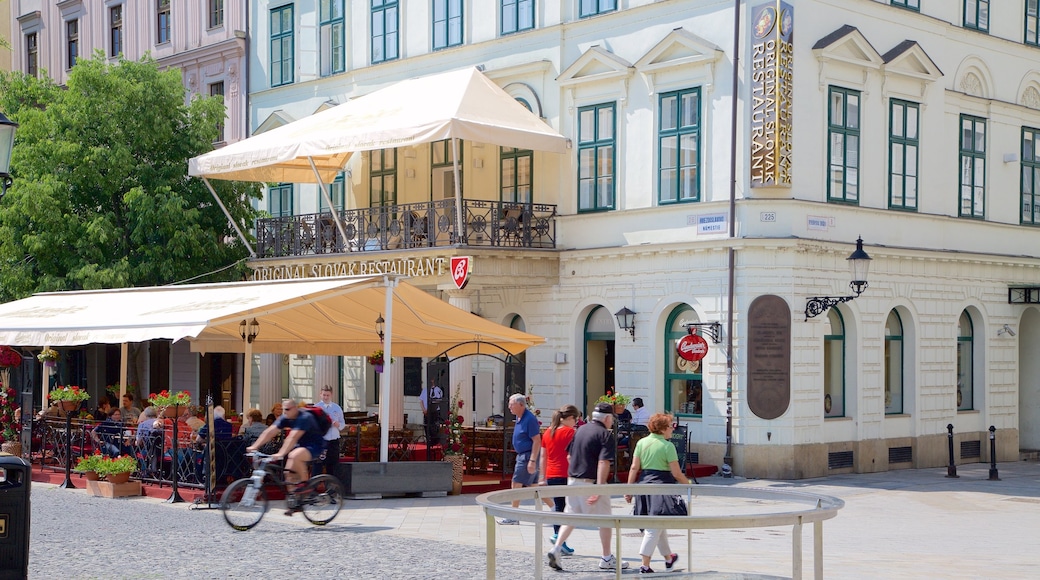 Praça Hviezdoslavovo caracterizando cenas de rua e uma cidade