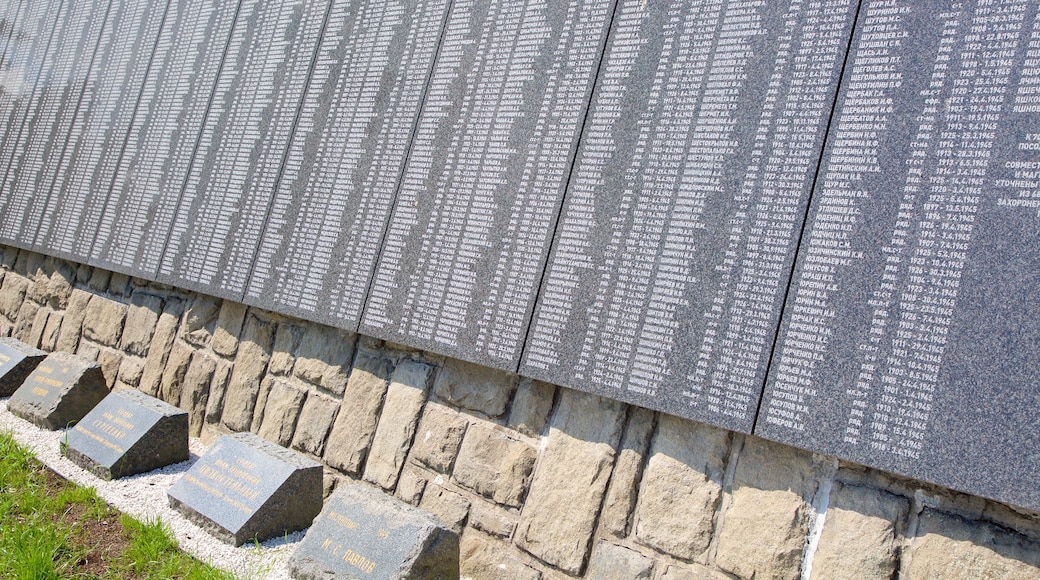 Slavinmonumentet som inkluderar ett monument och en kyrkogård