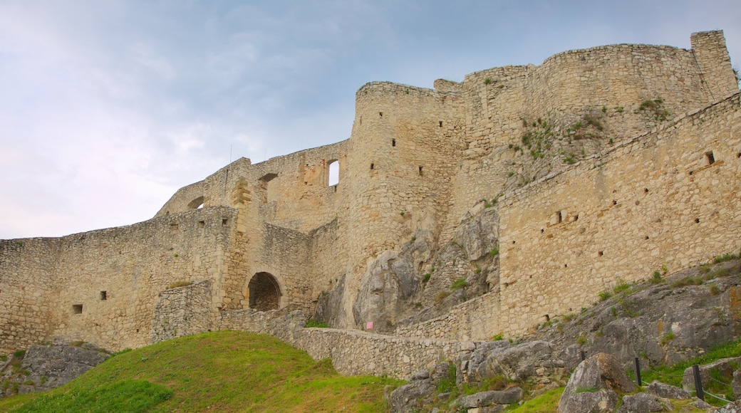 Castello di Spissky caratteristiche di oggetti d\'epoca, rovine di un edificio e castello