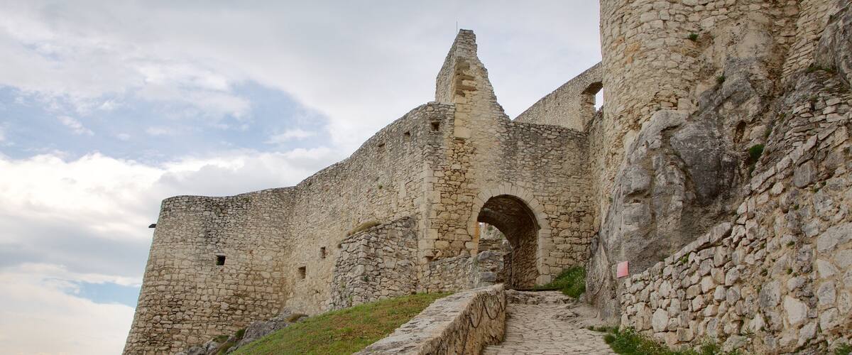 Spissky Castle which includes building ruins, château or palace and heritage elements