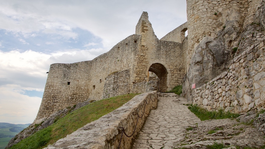 Kasteel Spišský toont historisch erfgoed, een ruïne en een kasteel