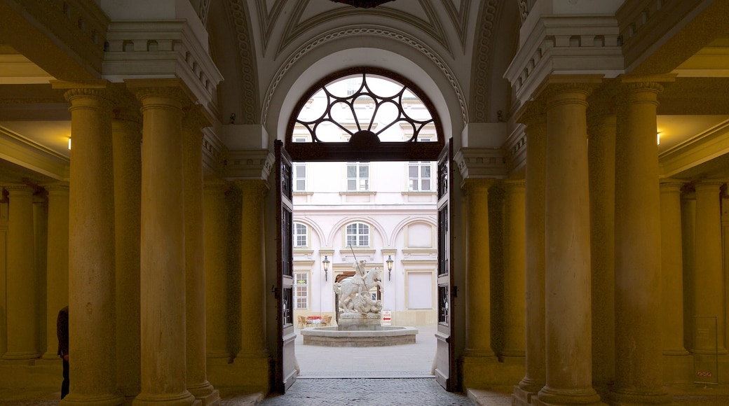 Paleis van Primaat toont historische architectuur, interieur en kasteel of paleis