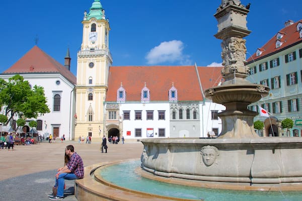 Place Hlavne qui includes fontaine, square ou place et ville