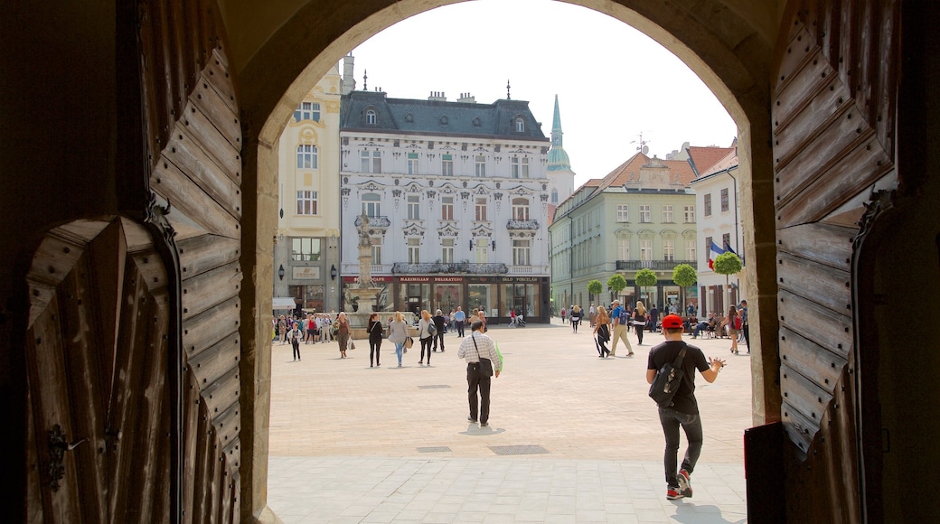 Hlavne Square featuring a square or plaza and a city