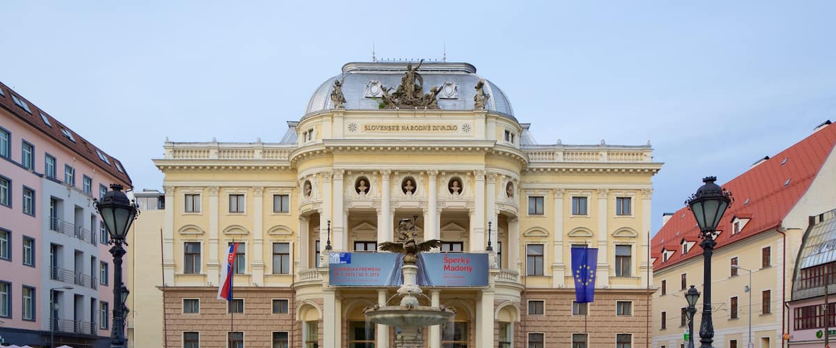 Antiguo Teatro Nacional Eslovaco ofreciendo un parque o plaza, patrimonio de arquitectura y escenas de teatro